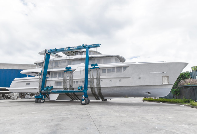 Novo MCP Yachts 40 metros em movimento